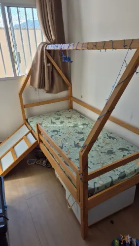 Cama montessoriana infantil