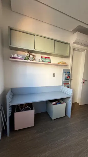 Escrivaninha infantil com altura regulável