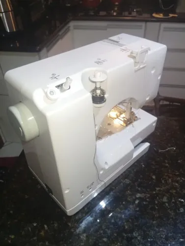 Vendo máquina de costura na caixa nova 