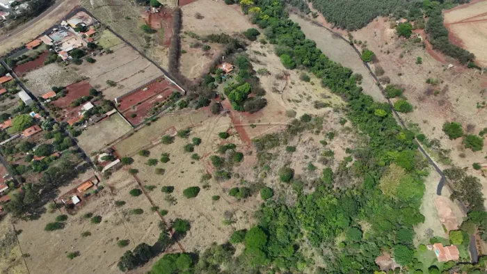 Sitio em Cravinhos, 400 metros da Pista - Oportunidade