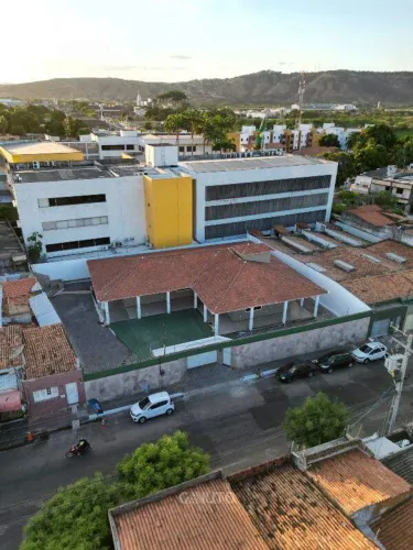Casa ampla em terreno com área de 900m² ao lado do Colégio Objetivo com 3 Suítes para Alug