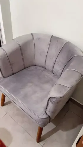 Poltrona Aconchegante para Sala de Estar Tecido Veludo Confortável Pés de Madeira Resisten