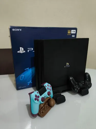 Ps4 pro semi novo e completo (descrição)