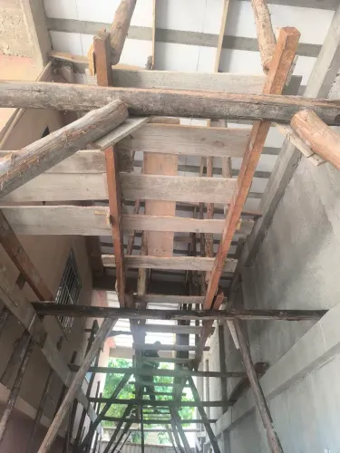 Madeiras e escoras usada só uma vez