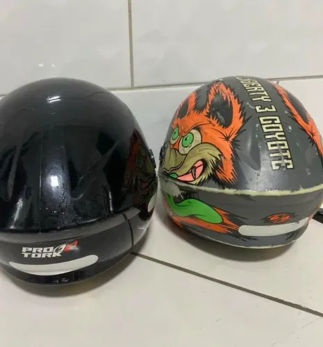 Capacetes de moto (dois)