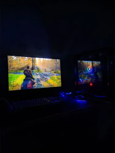 Monitor LG ultragear, mouse Razer e teclado redragon