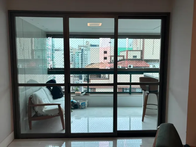 Porta de correr de alumínio preta com vidro - 2,70 × 2,30 m