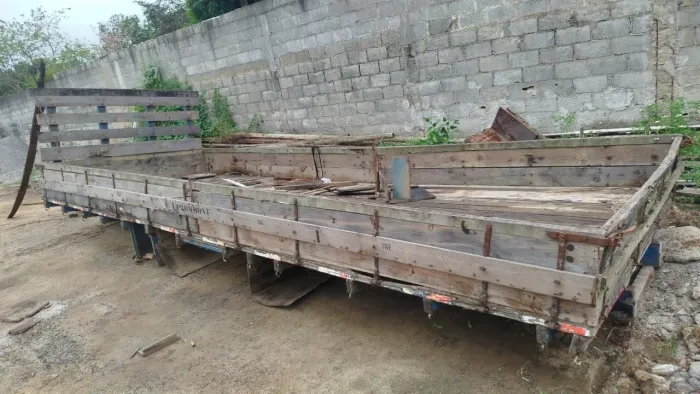 Carroceria de caminhão toco Mercedes bens