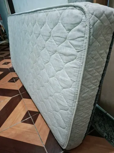 colchão de solteiro ele é de espuma já está higienizado e tem 188 por 88 aceito pix