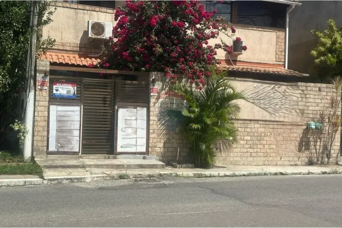Loja de 20m² com banheiro, centro de são Pedro da aldeia , em frente ao Teatro