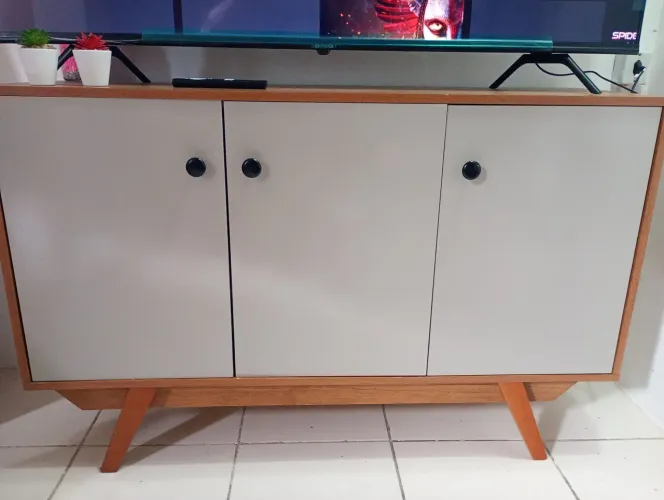 Design retrô moderno com pés palito em madeira.