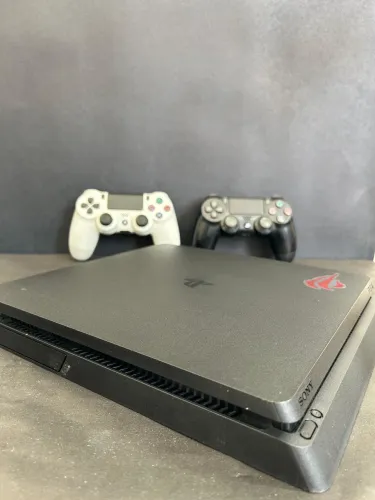 PS4 Slim - 2 Controles - OLX Pay - Conservado - Faço Troca e Parcelo 18x