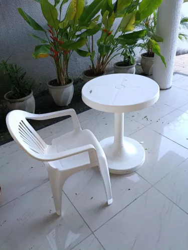 Mesa e cadeira de plástico poucouso