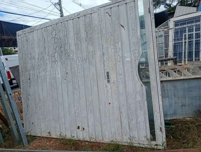 Portão fechado basculante com portão de pedestres acoplado