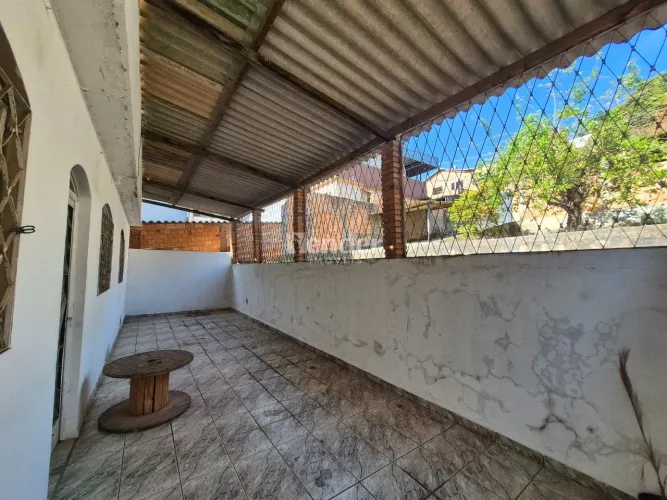 Excelente casa de 3 qts, individual enorme no Bonsucesso!
