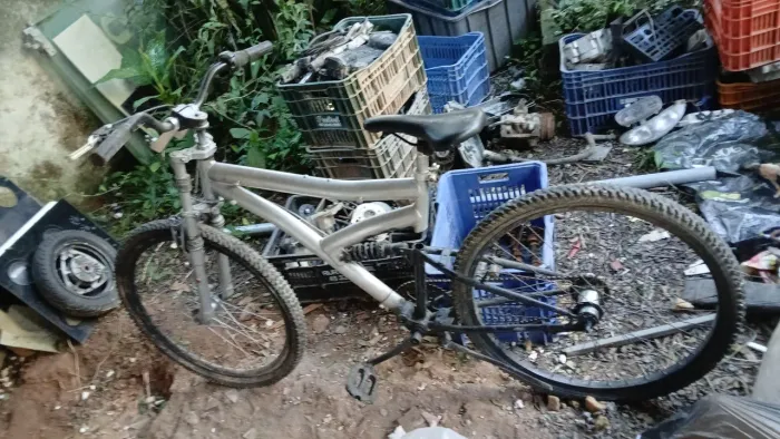 Bicicleta aro 26 com quadro de alumínio. 