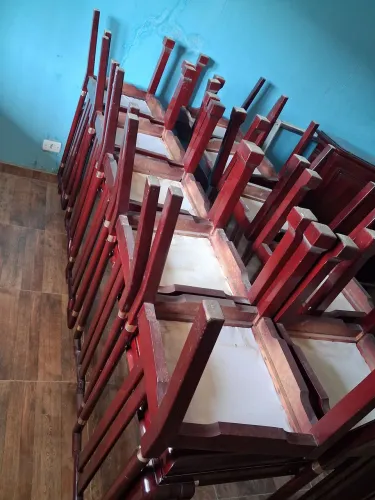 MESA PARA RETIRAR. GRANDE 10 CADEIRAS MUITO NOVA.