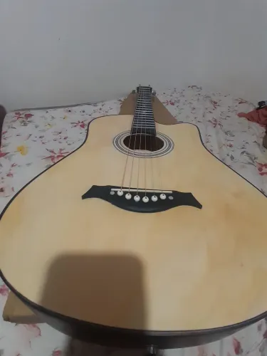 Vendo este lindo Violão Novíssimo. 