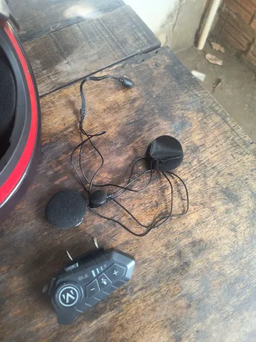 2 capacetes e 1 fone