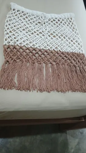 Vendendo uma saia de praia de crochê 