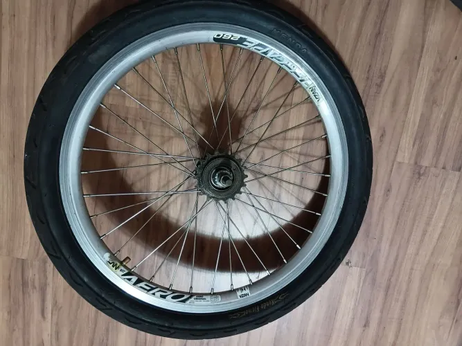Roda Aero bike aro 20 Vzan completa c/ ótimo pneu 20X2.125 cubo rolamento e catraca 18d
