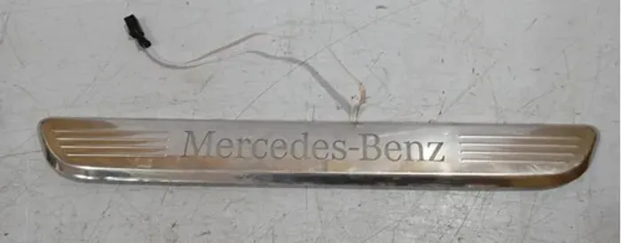 Soleira Dianteira Direita Mercedes C180 C200 E300 2020  Cinza