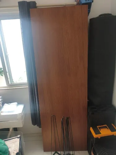 Mesa estilo industrial com pés em aço
