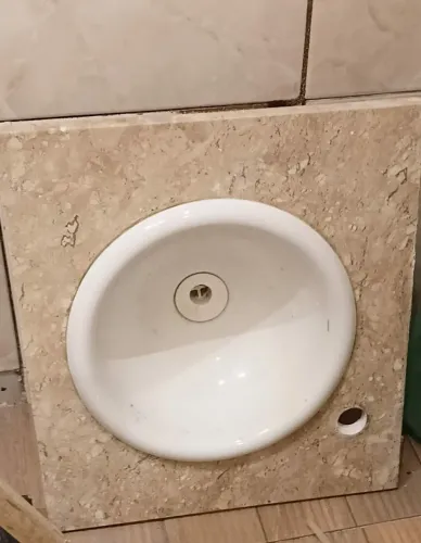 Lindo, lavabo/pia de mármore bege Bahia com cuba deca