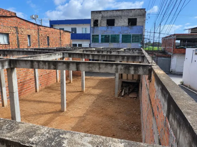 Galpão em fase de acabamento com laje livre