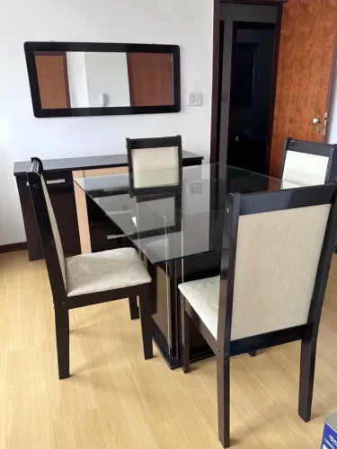 Mesa de jantar e aparador com espelho