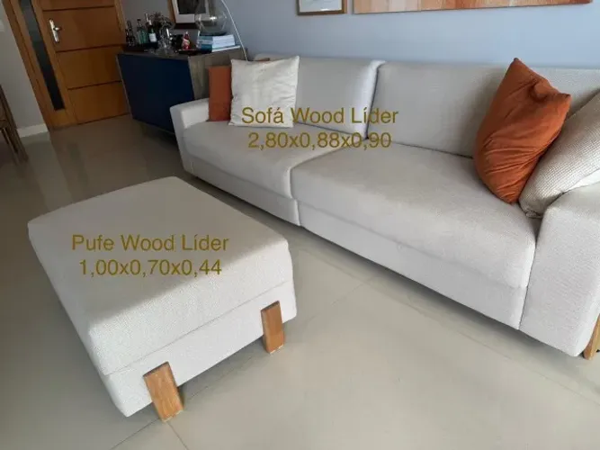 Sofá e Pufe Wood - Marca: Líder Interiores.