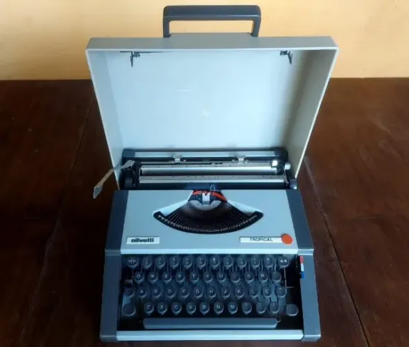 Máquina de escrever Olivetti Tropical (anos 80)