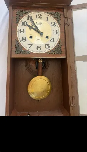 Antigo Relógio de 31 dias de corda funcionando as horas com precisão.