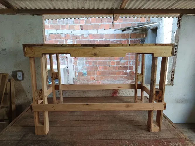 Mesa de pallet com quatro bancos