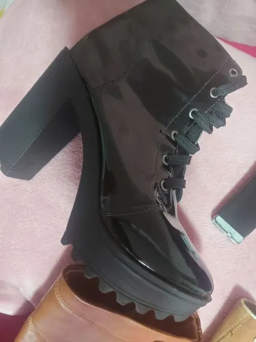 Botas em ótimo estado, salto, tam 35