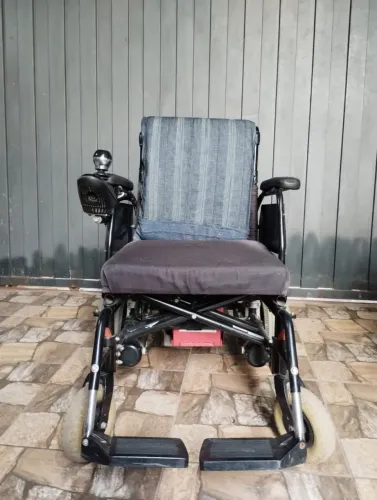 Cadeira de roda motorizada