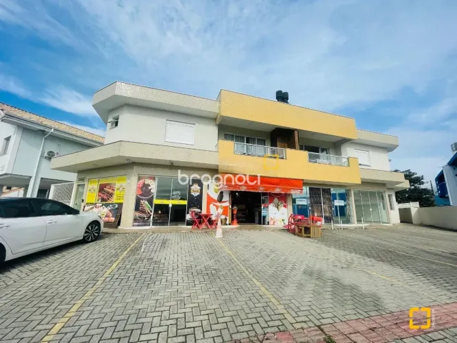 Oportunidade! Prédio com 2 apartamentos e 5 lojas comerciais, em Carianos, Florianópolis