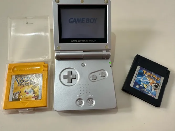 Game Boy Advance SP Prata Carcaça Impecável + Pokémon Yellow Original + Blue + Carregador