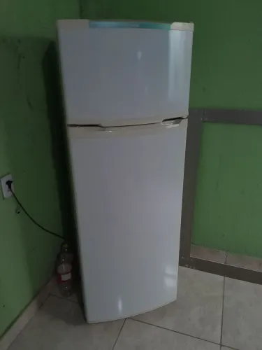 Vendo Geladeira CONSUL biplex CRD36 bem conservada.