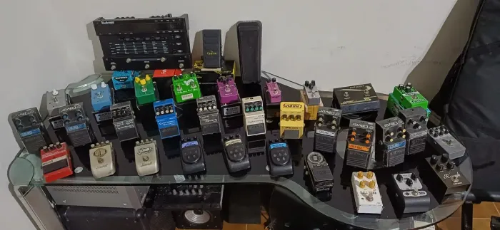 Pedais de guitarra Boss, Ibanez, Oliver, MXR.