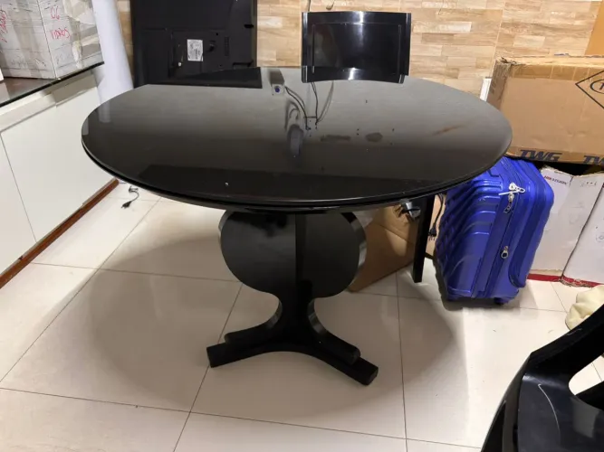 Mesa preta redonda c 4 cadeiras