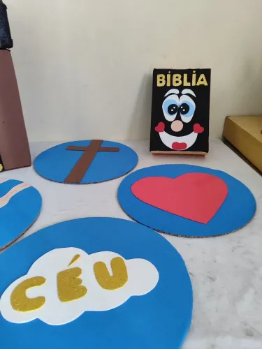 Tema para festa evangélica Baú com os caminhos de Jesus e bíblia 