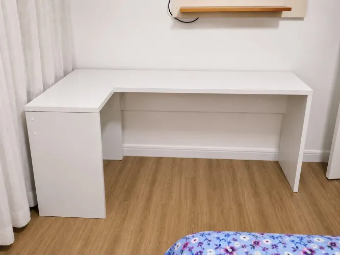 Escrivaninha de canto