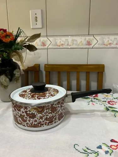 Panela esmaltada vintage provável procedência europeia