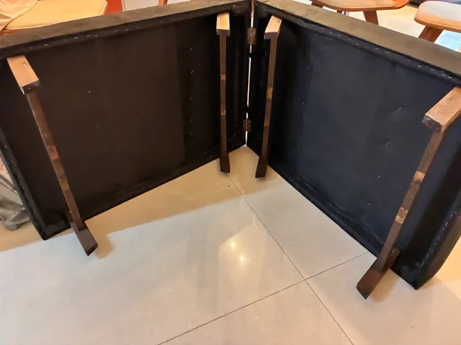 Cama portátil dobrável com pés de madeira