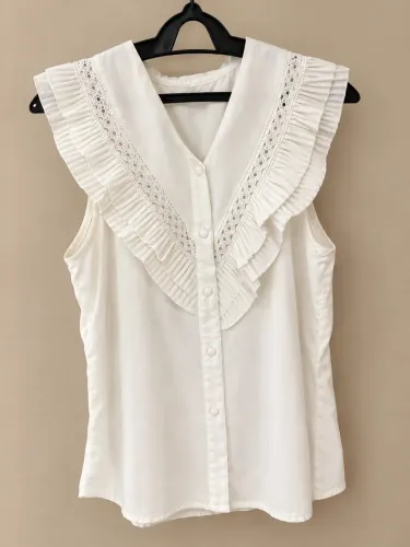 Blusa feminina branca com babados