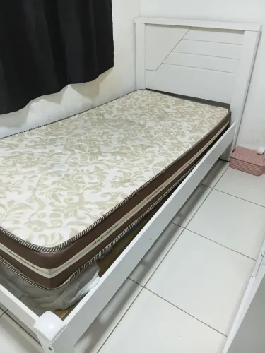 VENDO CAMA DE SOLTEIRO COM GUARDA ROUPA . VALOR 650 REAIS