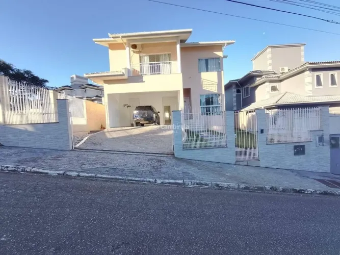 Excelente casa com piscina, dois andares na Pedra Branca