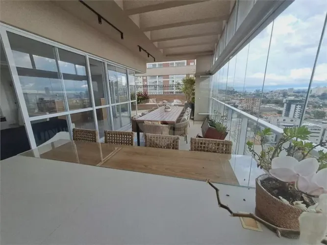 Cobertura para venda na Vila Romana. Possui 337 metros quadrados com 5 quartos