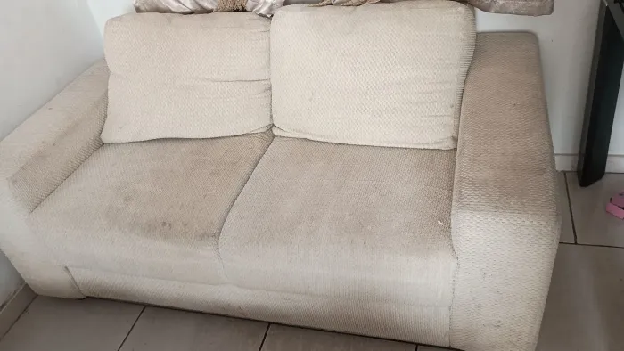 Sofá com 2 lugares com almofadas